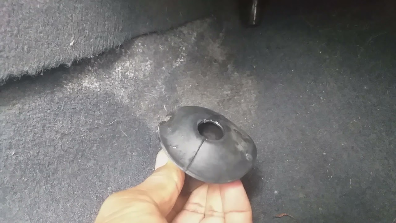 Água no tapete dianteiro do passageiro ao ligar o Ar Condicionado Pálio / Siena. Oque pode ser?