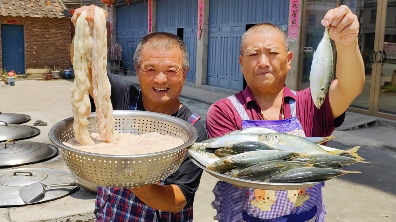 850買10斤土豪巴浪魚，配24斤肥腸一鍋燜，這肥腸魚絕了
