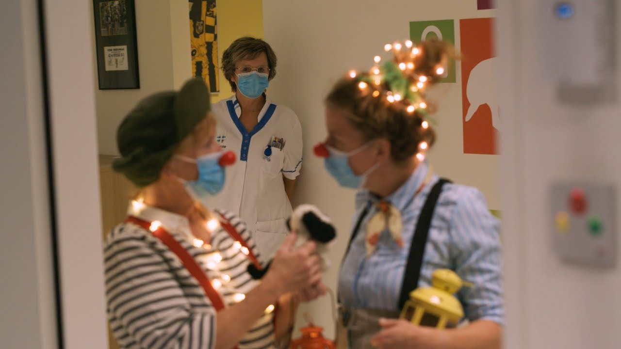 Mirjam en Sigrid vertellen over bedtijdbezoeken van CliniClowns