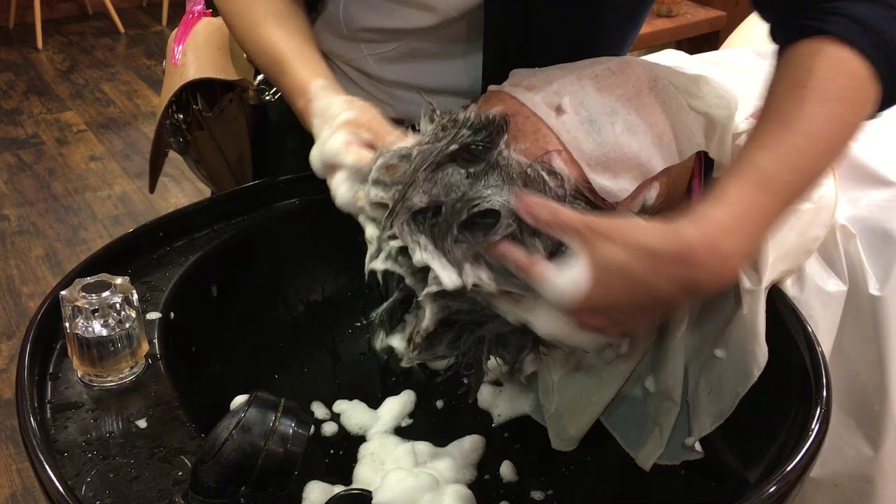 アゲアゲ熟練店長 上尾市 大人の美容室じっくりシャカシャカ時間をかけてしてもらうシャンプーは気持ち良い♪ 眠くなるシャンプー