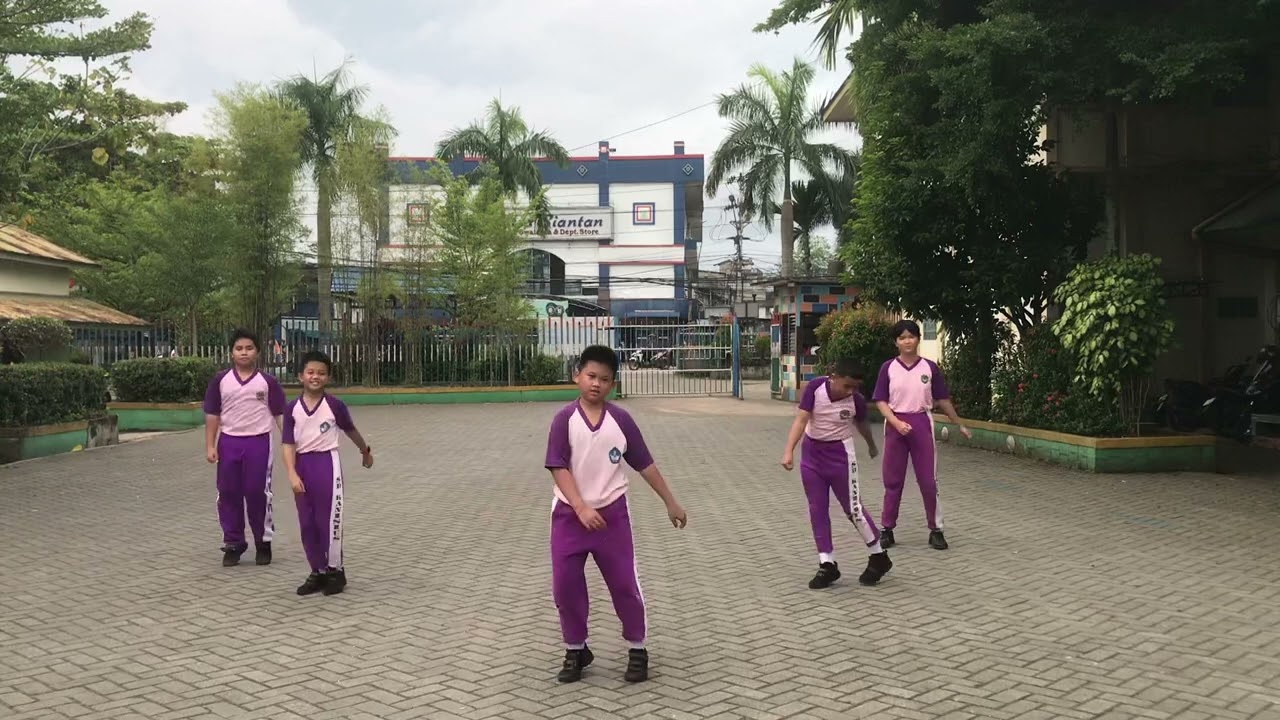 Senam irama lagu “ Crazy Frog “ oleh siswa kelas 6C
