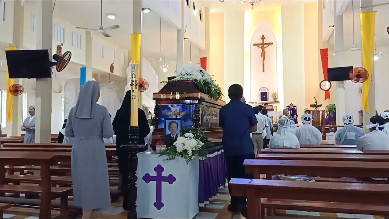 Tập thể GV - NV Trường Mầm Non Hoàng Yến thăm viếng cầu nguyện cho linh hồn ông cố Phê rô.