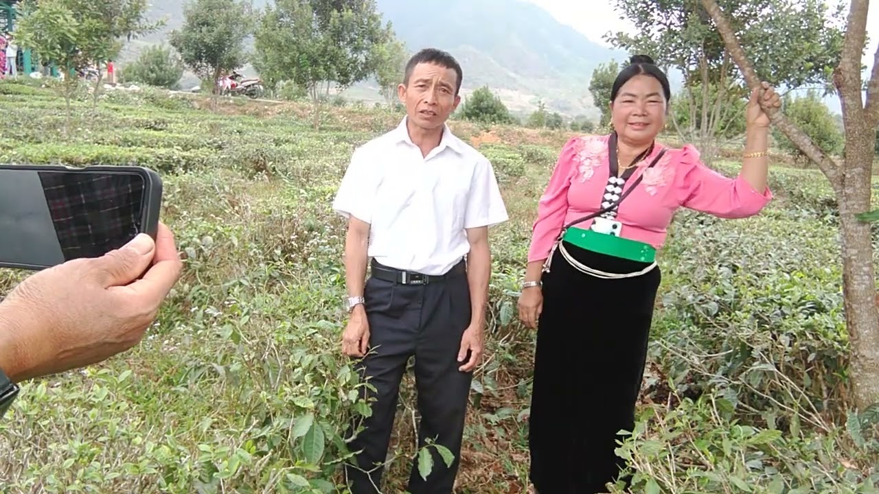 Hà thị uôn hát cùng thượng đánh đàn nhị