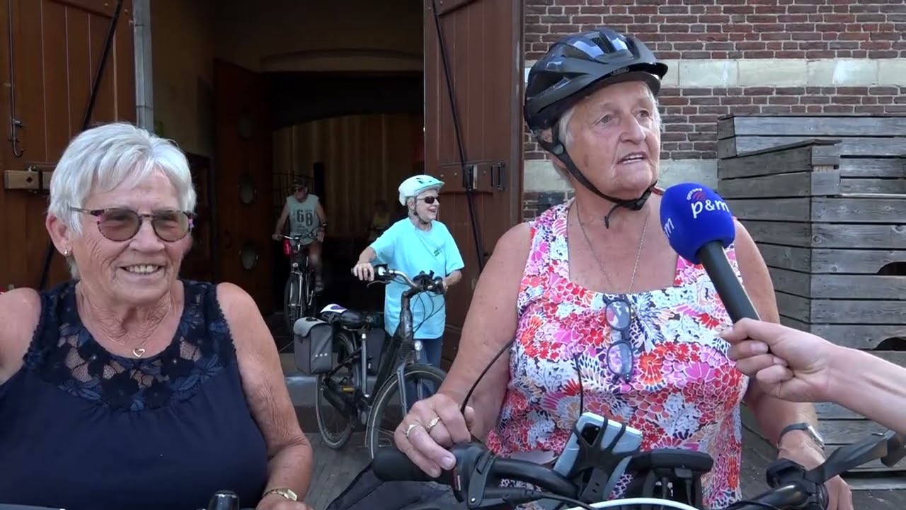 Fietsers rijden dwars door Meijelse kerk tijdens Fiets4Daagse De Peel