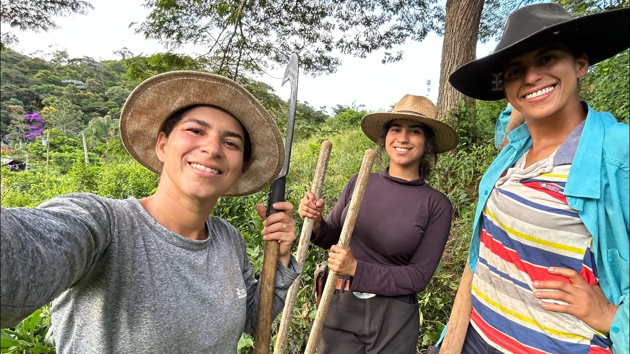  MULHERES FAZENDO CERCA ELÉTRICA NA ROÇA ⚡ TRABALHO EM FAMÍLIA NO MEIO DO MATO