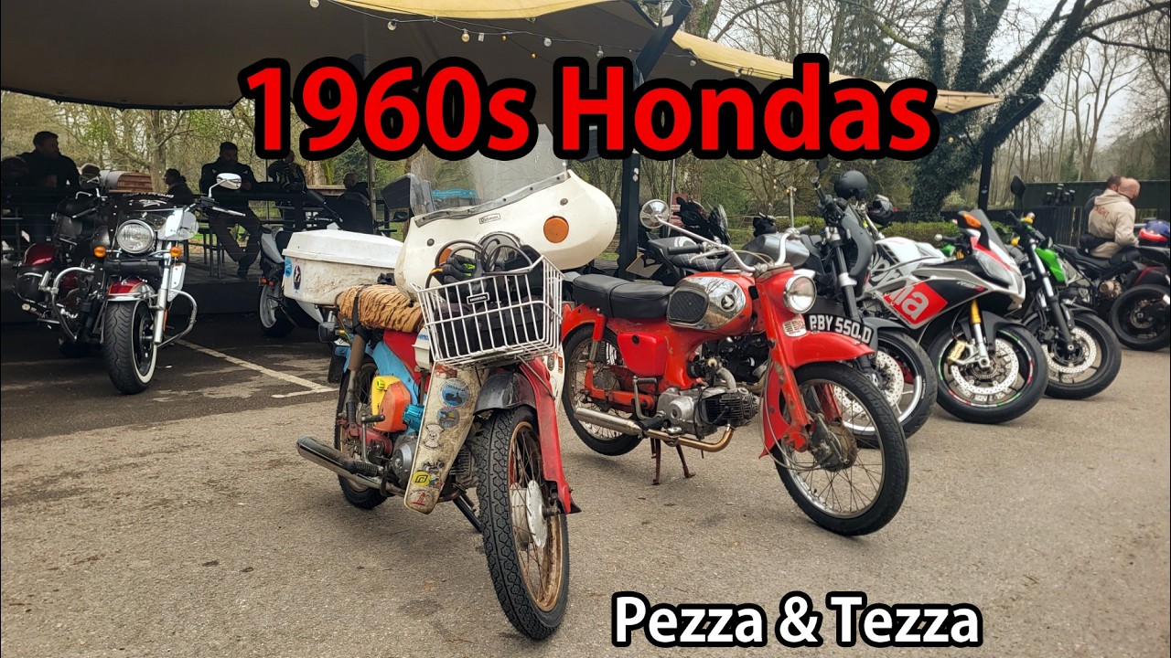 Автомобили Honda Cub 1960-х годов на прогулке.