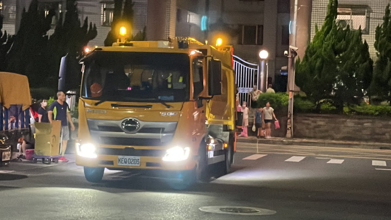 短片-久久出來動一動的新北市環保局垃圾車KEQ-0203循線播音收運Taiwan Garbage Truck in New Taipei city，Taiwan (ゴミ収集車、대만 쓰레기차 )