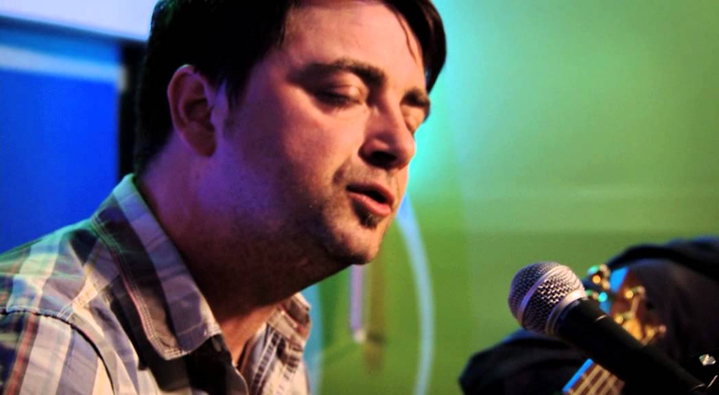 Watch Damien O'Kane Singing The Breaking of Omagh Jail in Session with Lynette Fay