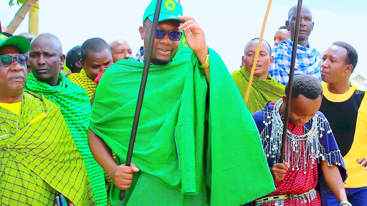 shuhudia wageni rasmi wakiongozwa na Mbunge  wa jimbo la Hai walivyoingia kwa nyimbo yao maalum