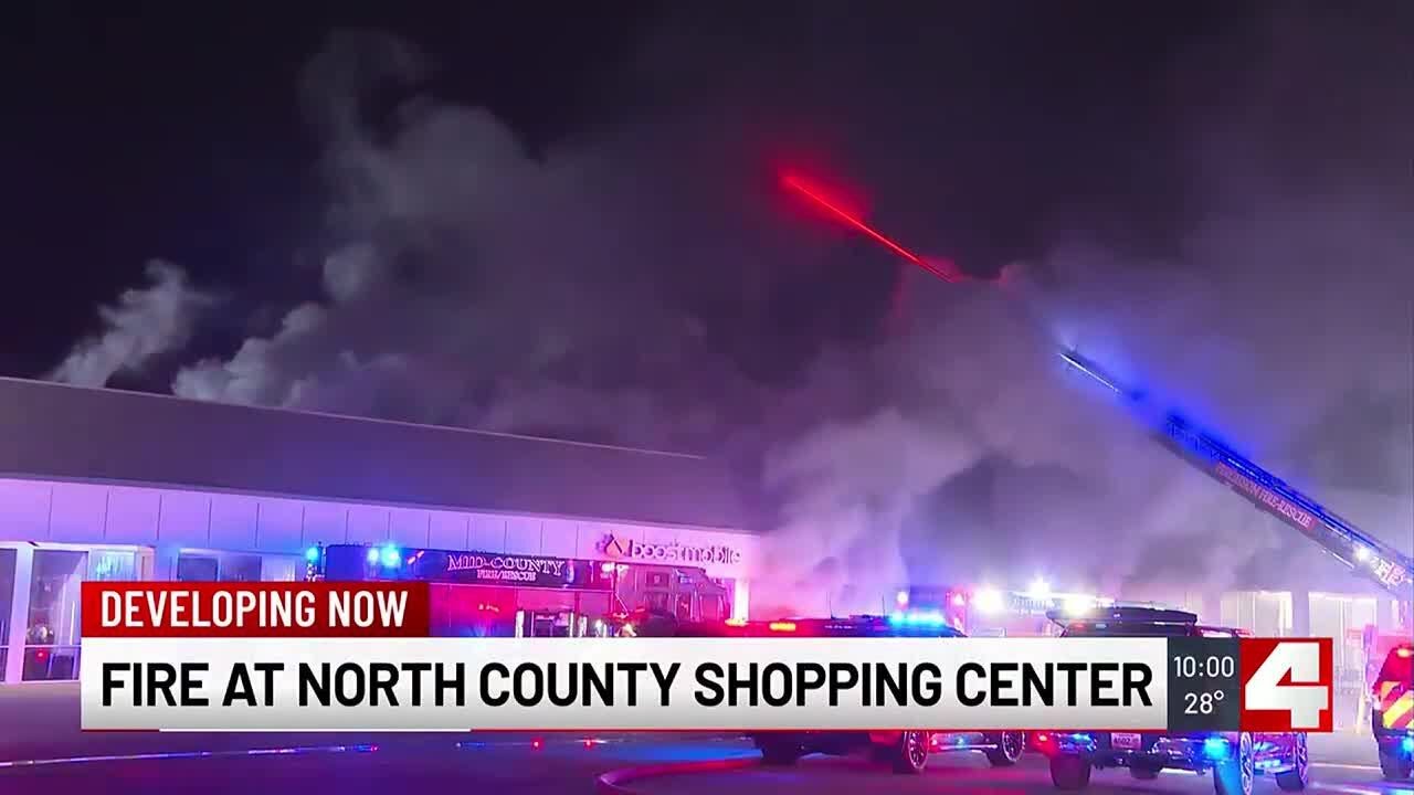 Firefighters battle blaze in shopping plaza in Northwoods