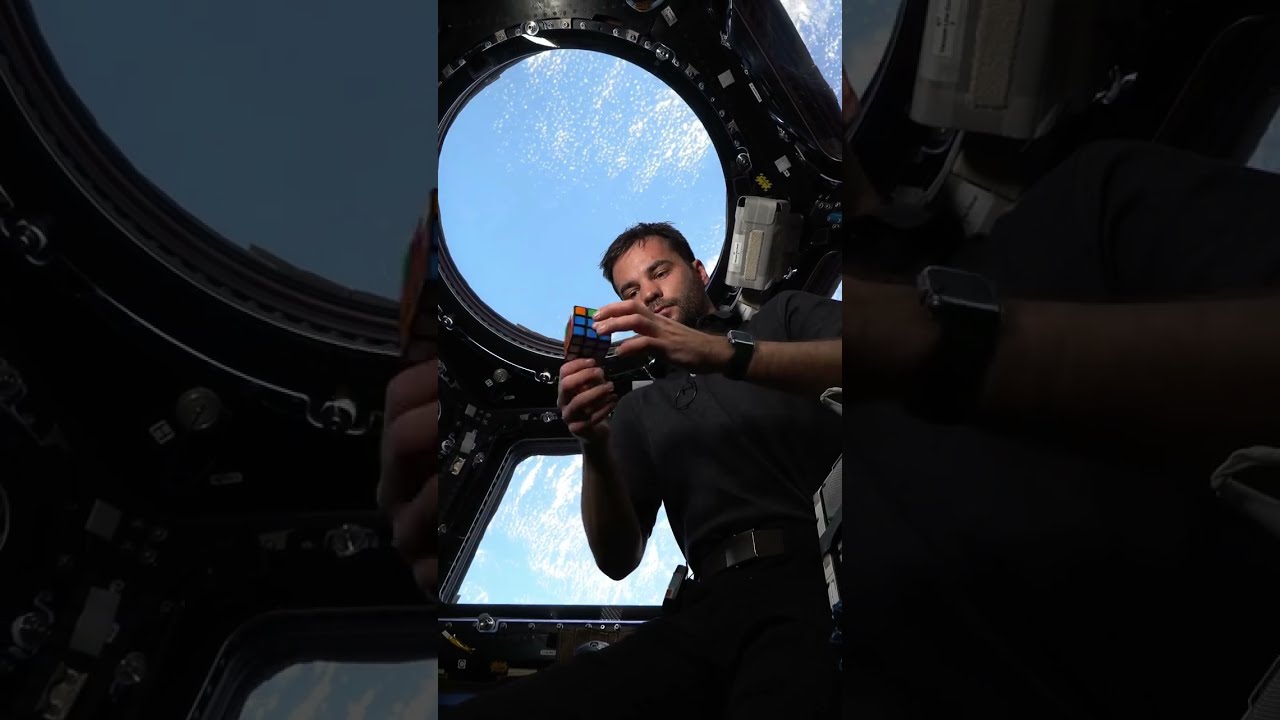 Kapu Tibor kirakta a Rubik-kock&aacute;t a vil&aacute;gűrben 🙂❤🤍💚🚀🚀 #space #spacexfalcon9 #kaputibor #nasa