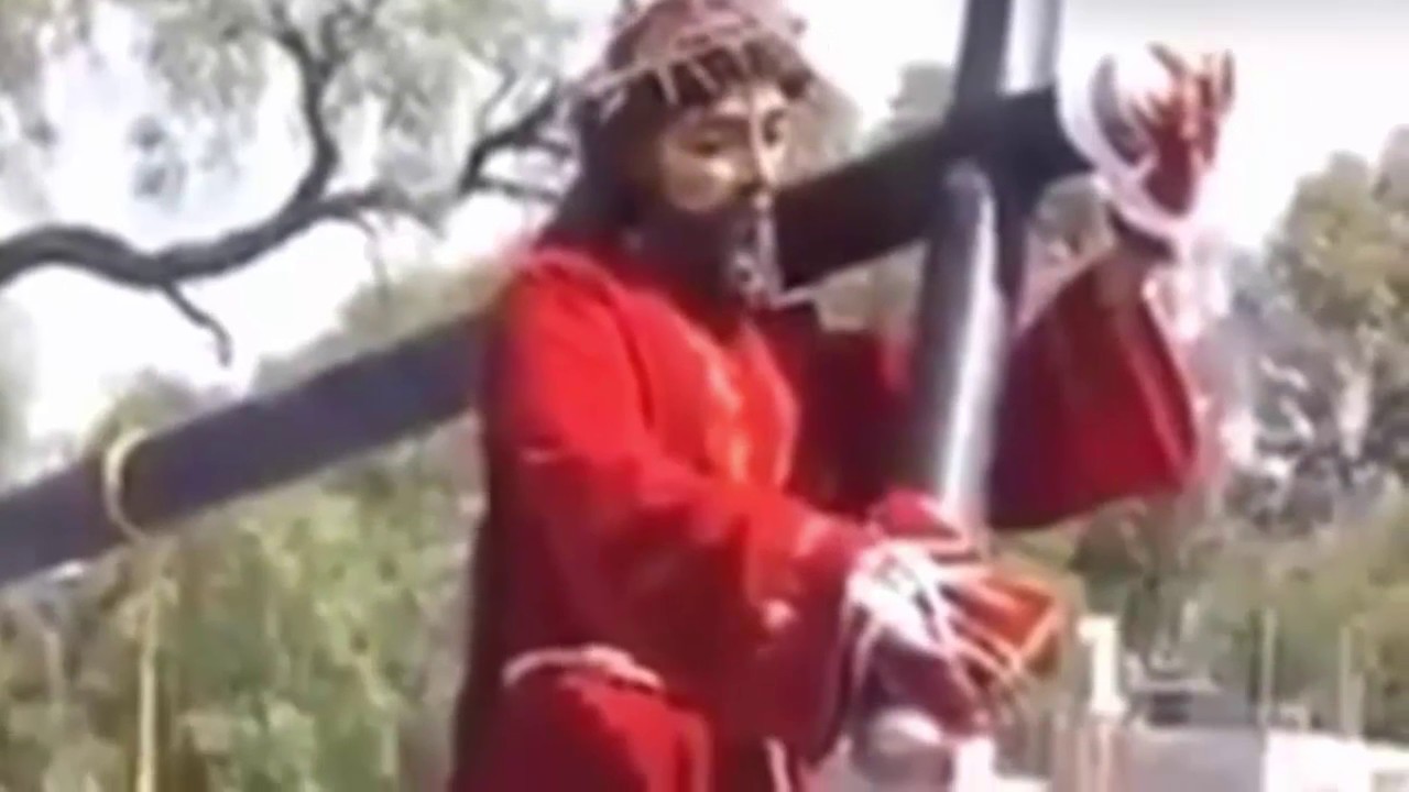 JESUS CHRIST statue 'moving HIS head' during Catholic procession??
