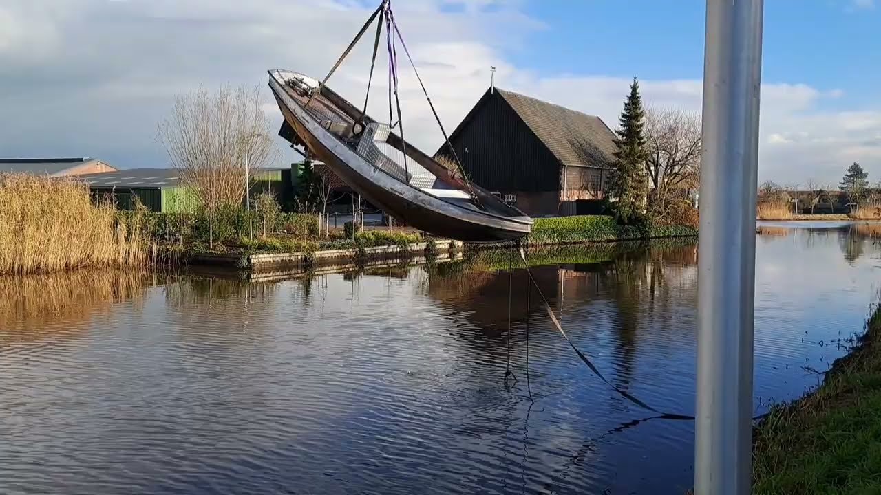Valtest model Tukkervlet 5 m met inboordmotor. (1)