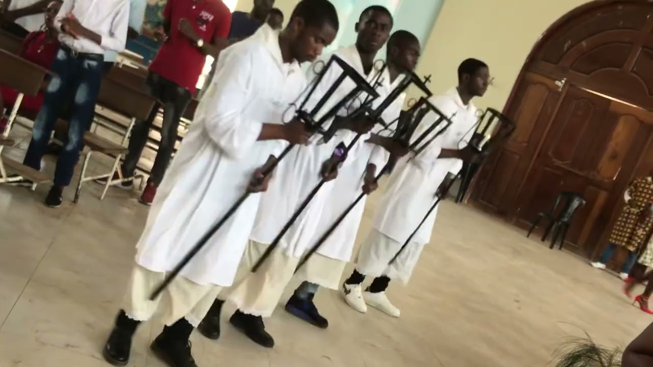 Chant d’offertoire dansé par les acolytes de la Paroisse Christ Sauveur de Lubumbashi