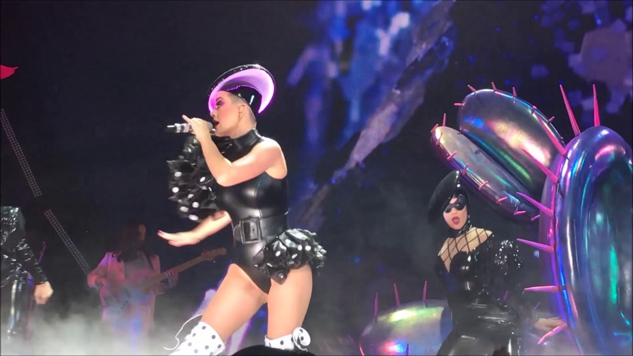 Katy Perry - Witness: The Tour - Déjà Vu / Tsunami / E.T. / Bon Appétit