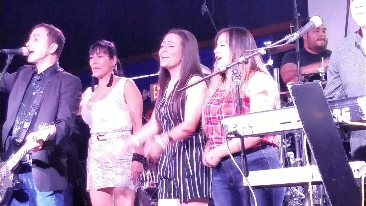 Fans de Grupo Ladrón cantan: Tu me quieres lastimar.