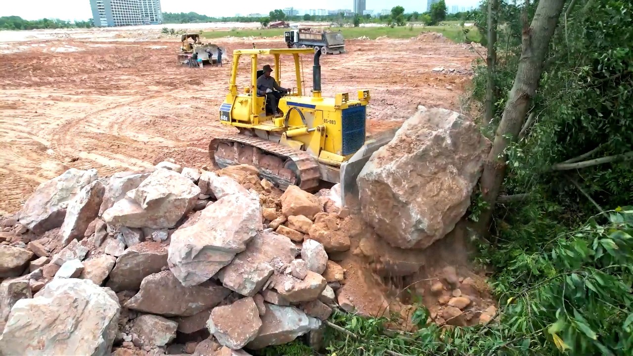 Smoothly Operation Huge Size Land Reclamation Process Use Big Stones For Fill in Lowland Area