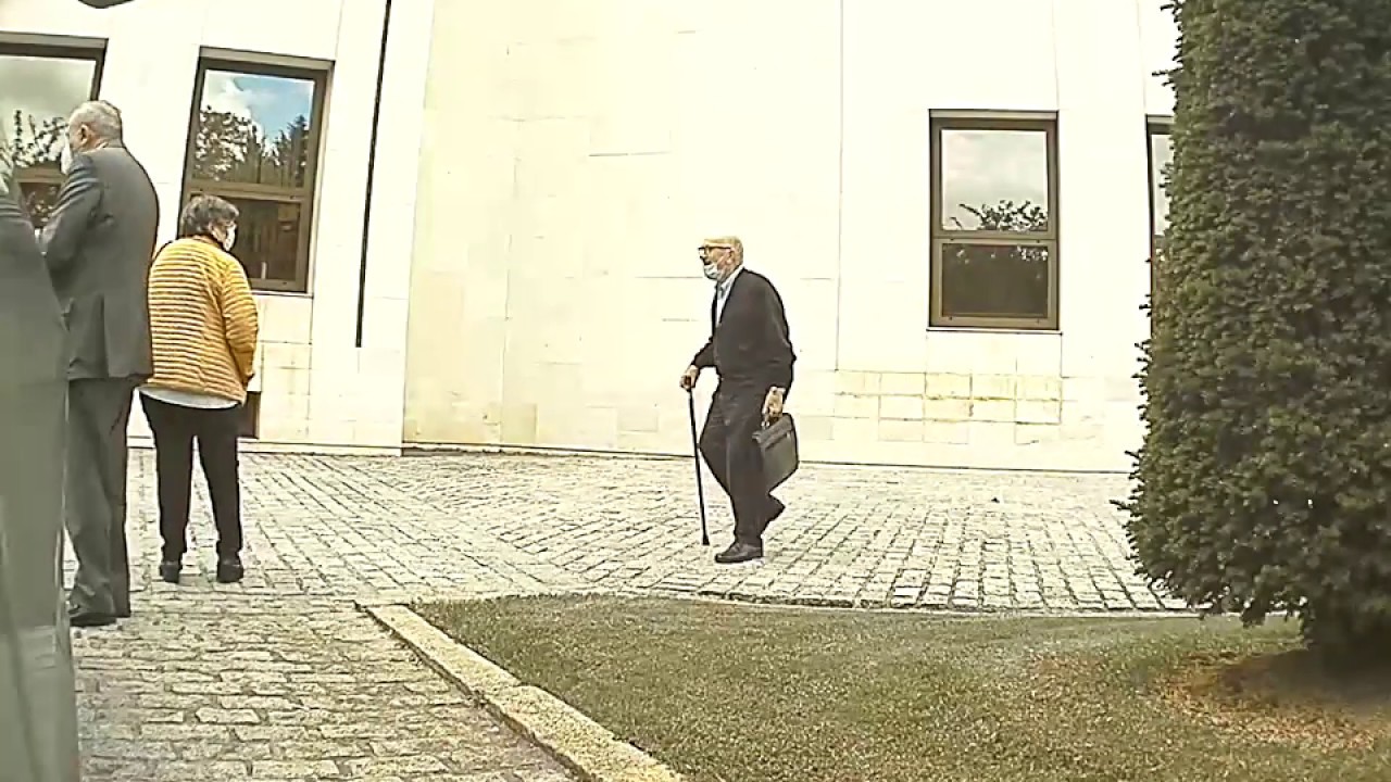 Salida de la reuni&oacute;n en Lehendakaritza desde una DashCam del Tesla 4/5