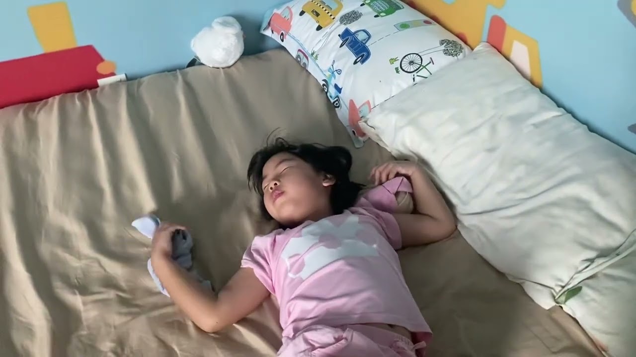 SzeSze sudah bangun tapi masih males”an / LamSzeSze