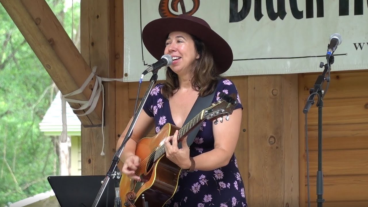 Mean Mary sings “The Lion Sleeps Tonight” – Live Performance
