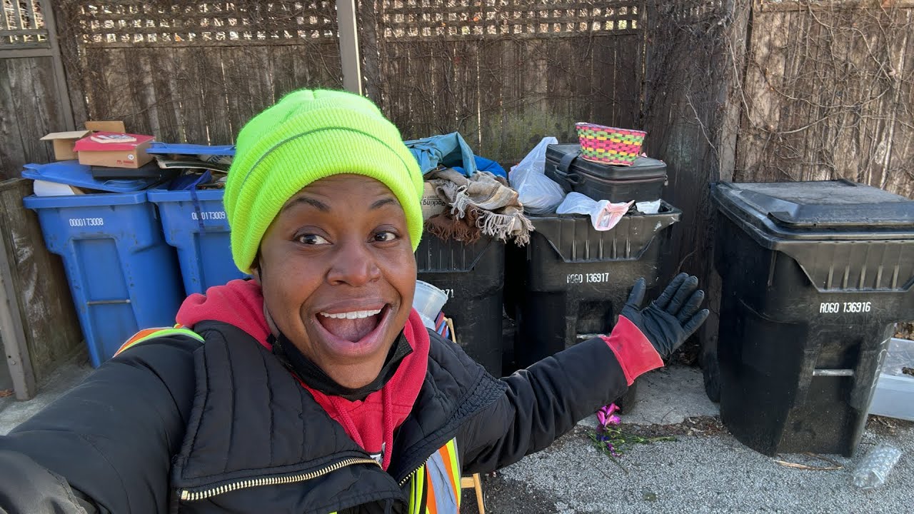 Dumpster Diving | JACKPOT🤑🤑 Tis The SEASON FOR an EXTREMELY great dumpster diving ADVENTURE‼️😱😱