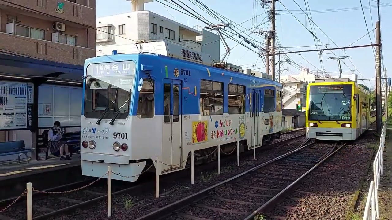 朝の鹿児島市電の南鹿児島駅前電停と乗降客　MInami Kagoshima Station Stop and passengers in the morning.