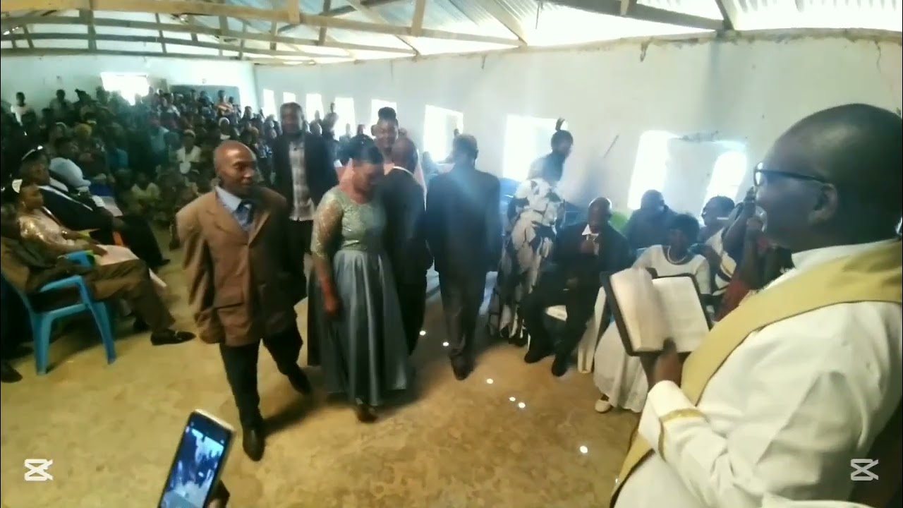 Wazee nane wafunga ndoa siku moja kanisa la Mt.LUKA. Part 1