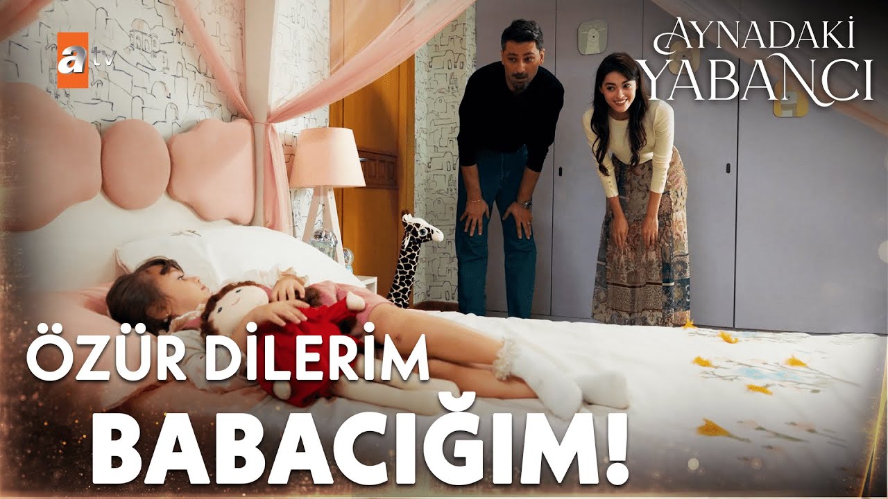 Emirhan, Azra'nın sadece Leyla'yla ilgilenmesini istiyor... - Aynadaki Yabancı 3. Bölüm