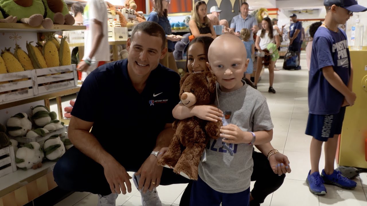 Anthony Rizzo treats young cancer patients to FAO Schwarz shopping spree