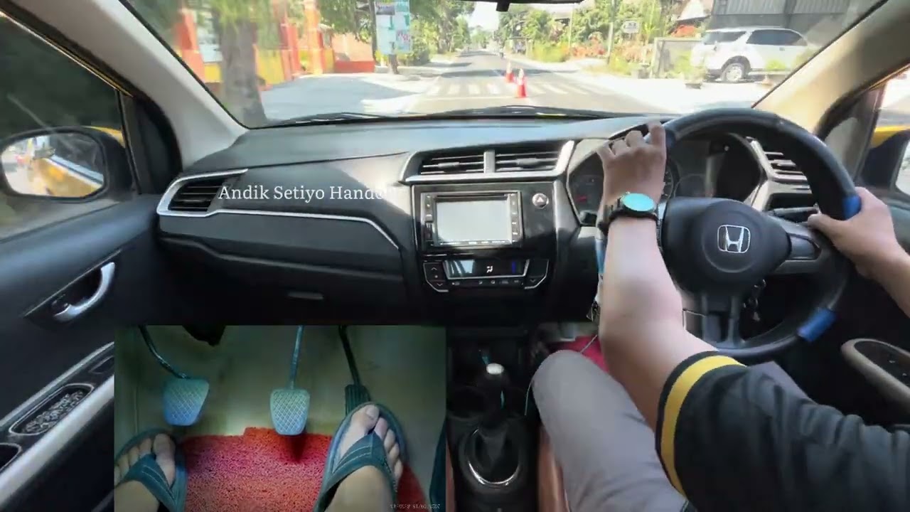 Injak Kopling Penuh atau Setengah Saat Belok (Tutorial Mengemudi)
