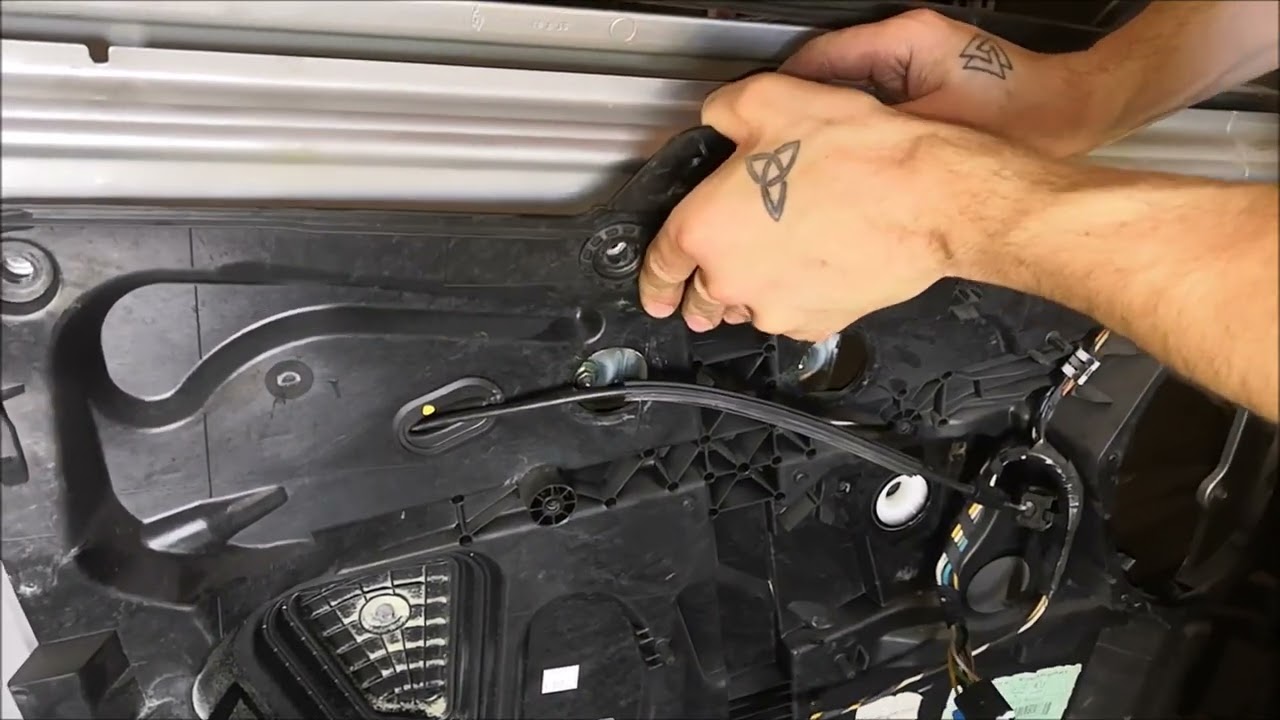 Démontage garniture intérieur de porte avant conducteur Ford fiesta MK5 2002 à 2008