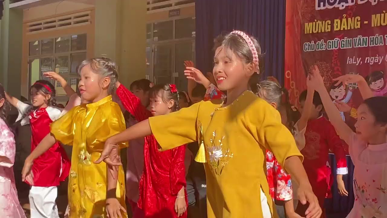 Hoạt động trải nghiệm/ trang trí cây mai cây đào và mâm cỗ ngày Tết 