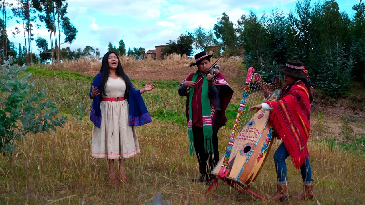 Consuelo Jerí , Ayfa De la Cruz  y Juan Elmer Caccha - Águila que vas volando