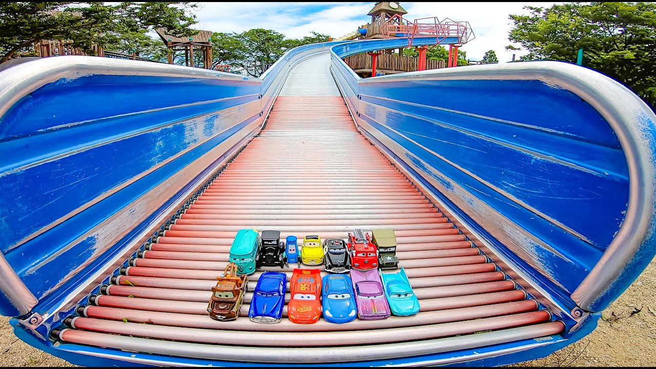 【公園でかくれんぼ】 カーズ トミカでかくれんぼしたよ。