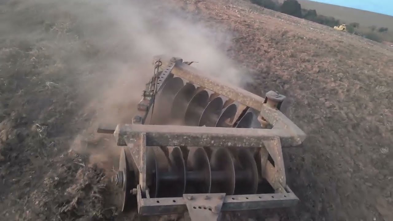 COMEÇANDO O PREPARO DE TERRA DE MAIS UM ANO  COM O VEIO MASSEY 85