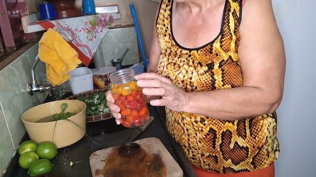 Mostrando como faço meu mix de tempero caseiro e uma conserva de pimenta madura.