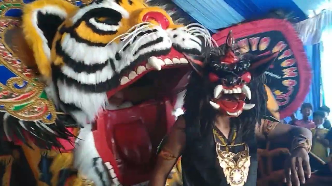 Barongan Cahyo Utomo di Pinggir Persawahan 