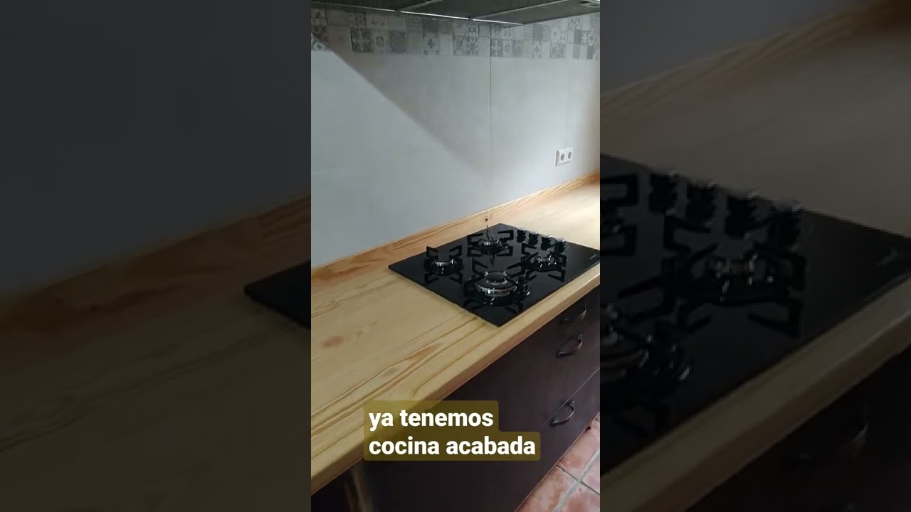 Cocina de madera maciza de pino acabada, muy duradera