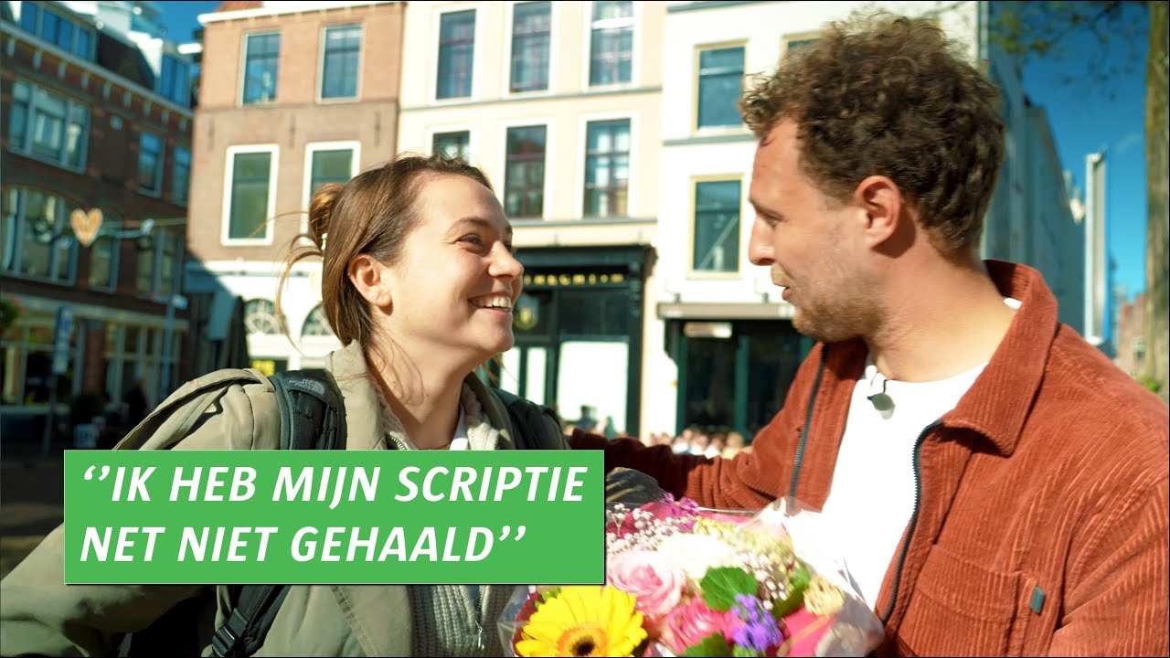 Bloemen geven aan mensen op straat