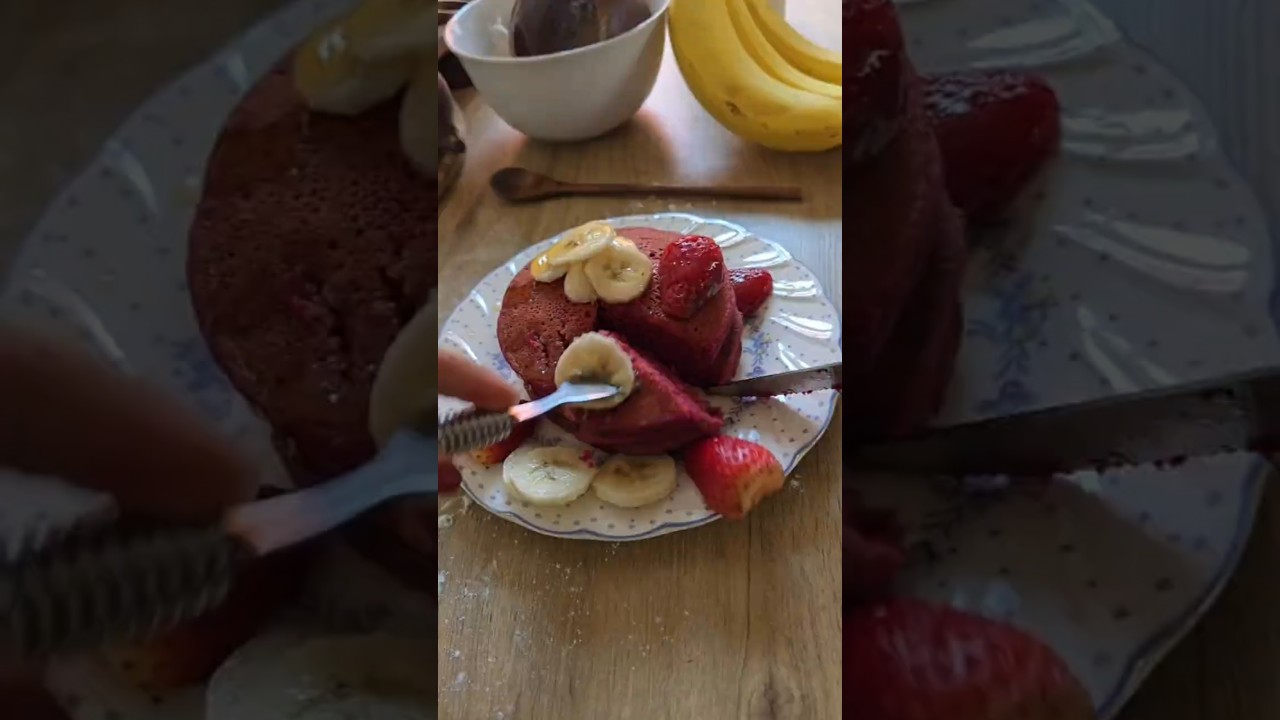 Receta: Hot cakes de betabel.               #Desayuno #betabel #hotcakes