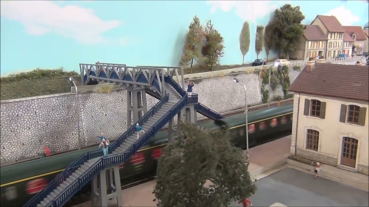 TRAIN N° 44 AVEC LES VOITURES SAUCISSON