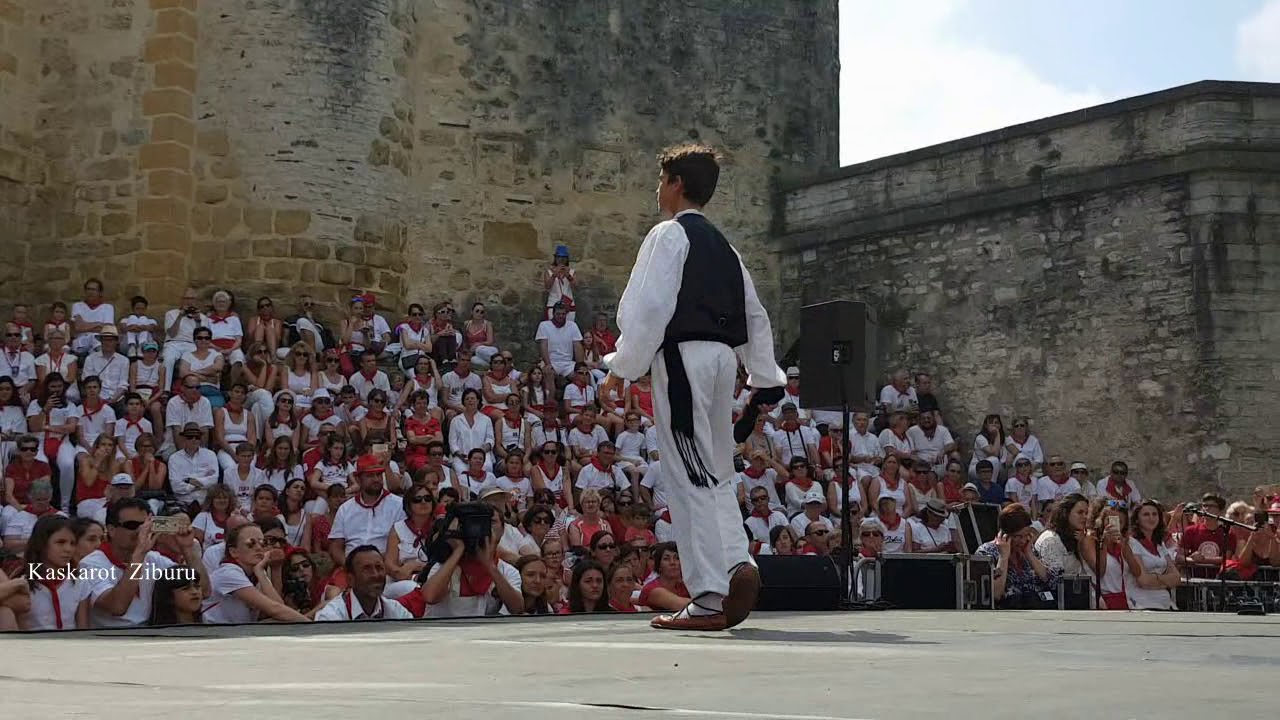 Aurresku - Leinua Eskola Dantza  - Karrilkaldi - Fêtes de Bayonne - Danse Basque.