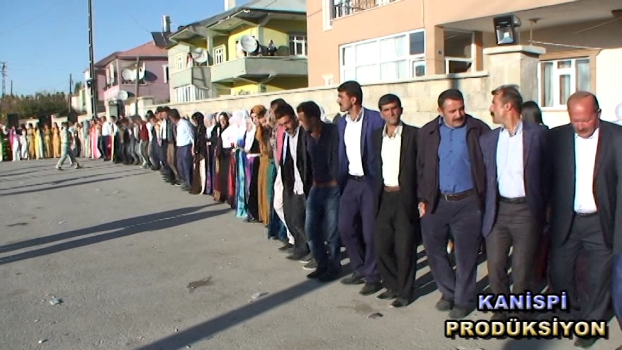 Koma Gel hem oynadi hem oynatti miting gibi düğün