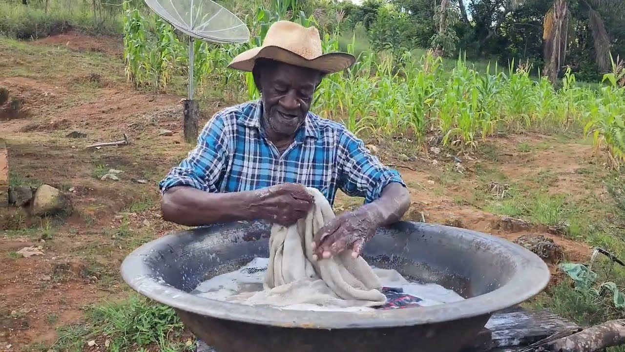 CHICO MARCOLINO 87 ANOS VIVE SOZINHO NO MEIO DO MATO