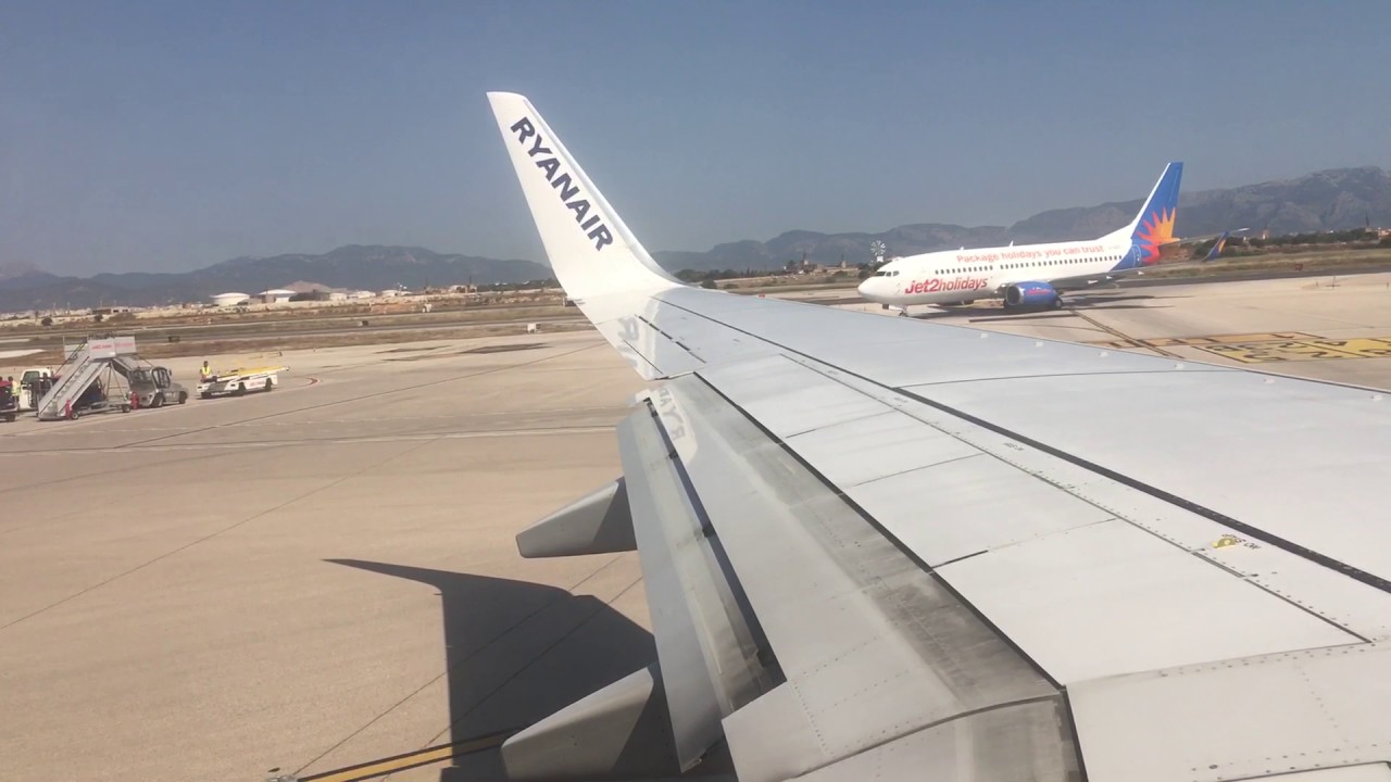 Ryanair Boeing 737-800 Take-off at Palma