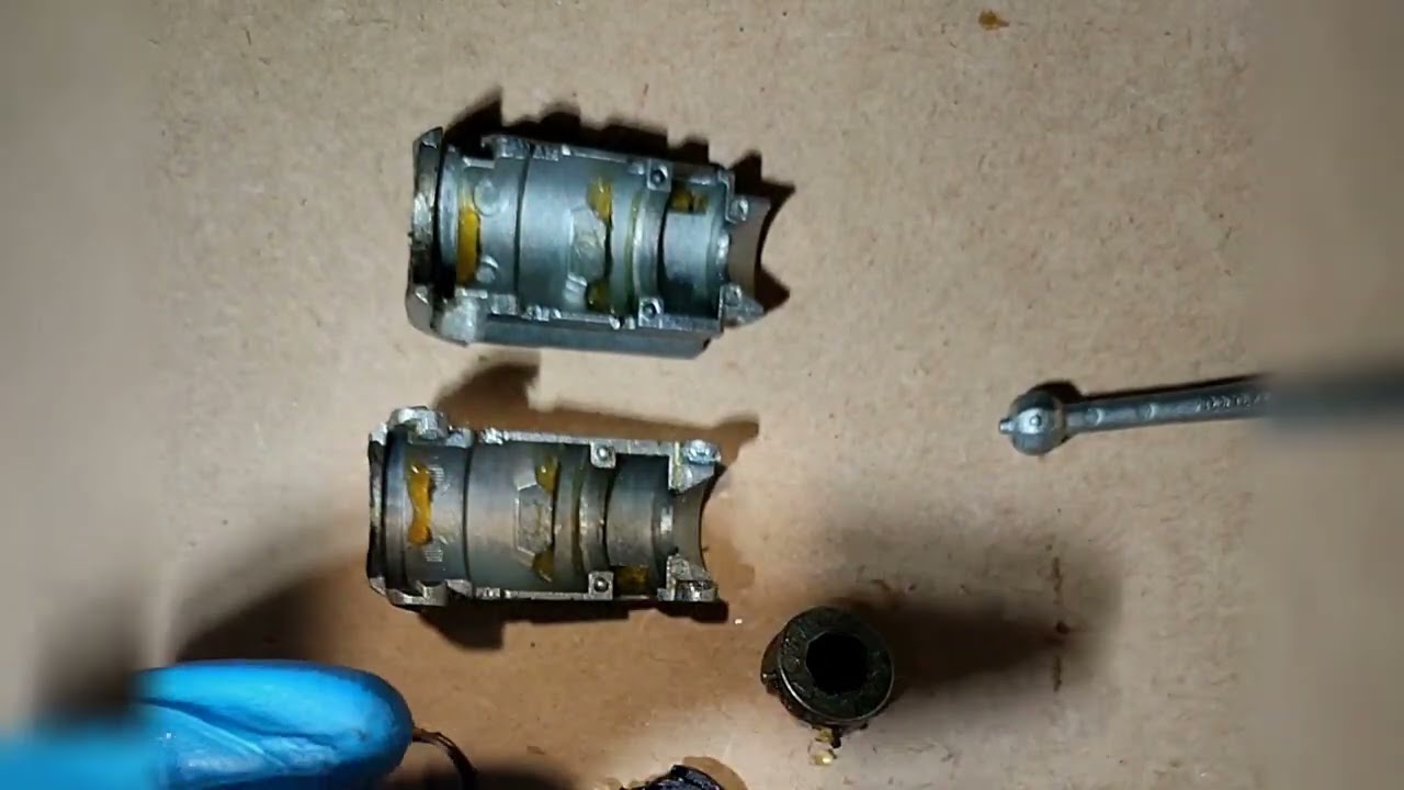 Reparar cerradura furgoneta forzada.