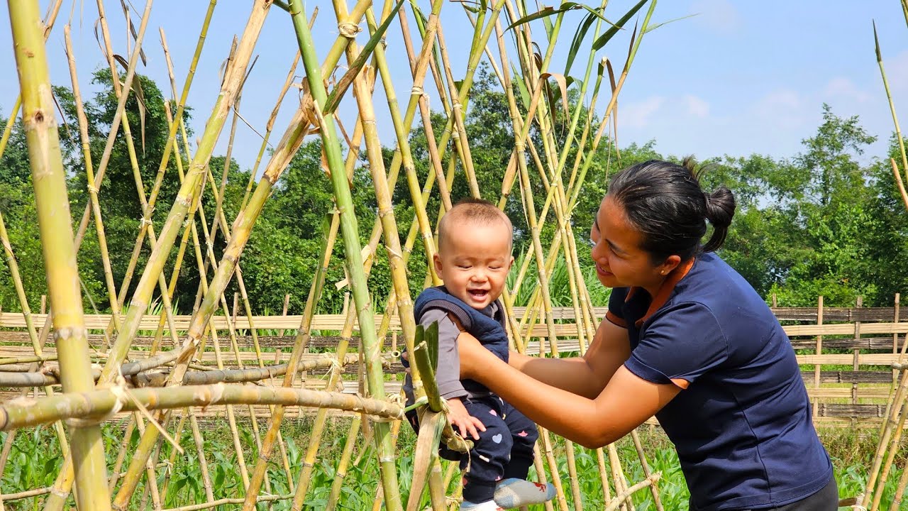 A single mother cuts oranges to sell at the market to earn extra income to support her child.