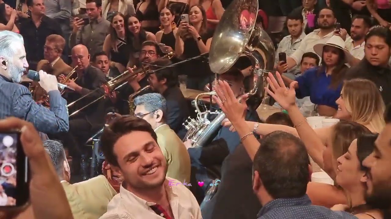 Alejandro Fernández el 🐴 ❤️ Recibe flores de una Pequeña Fan 👏🎤Canta 💚 Palenque Fnsm 2023