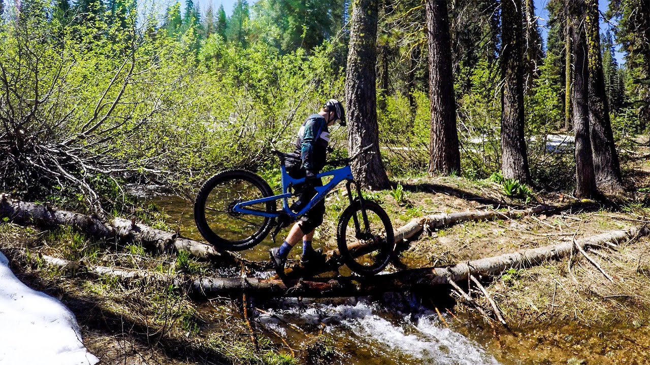Snow drifts, hero dirt and dust (all in one run) | Mountain Biking Downieville