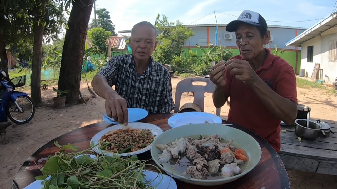 ลาบไก่บ้าน เนื้อเเข่นๆสูตรโบราณ รวนหอมๆแล้วมาปรุง ซดฮ้อนๆคุ้ยคำใหญ่แซบสุดท่อนั้น